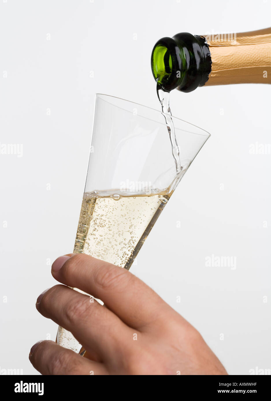 Studioaufnahme Mann gießt Champagner hautnah Stockfoto