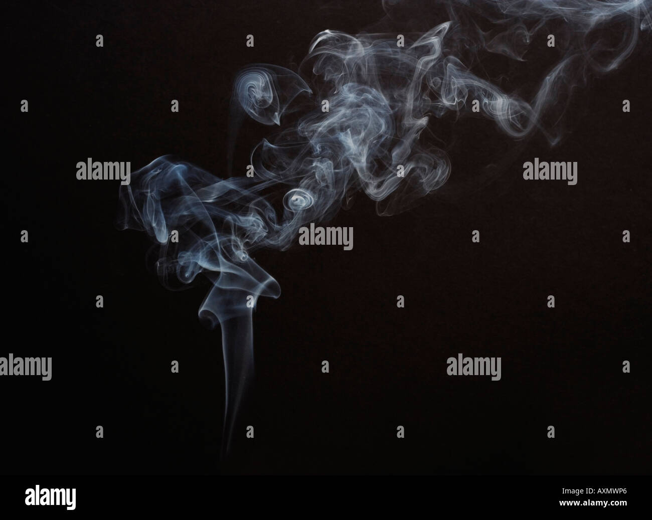 Rauchen mit schwarzem Hintergrund Stockfoto