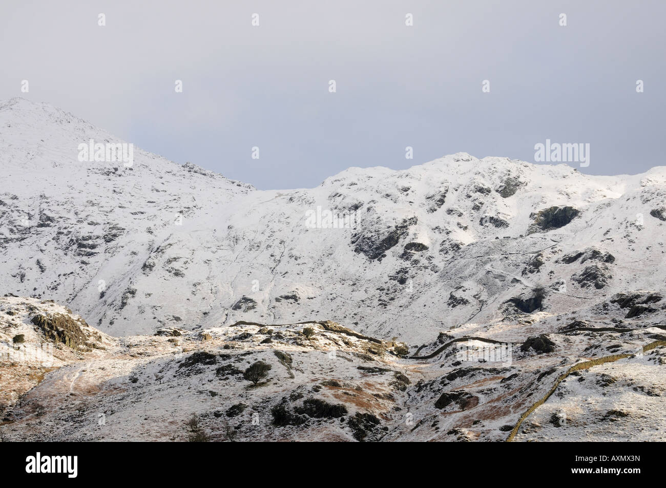 Ein Winter-Blick auf die Coniston Fells entnommen Walna Narbe Straße Stockfoto
