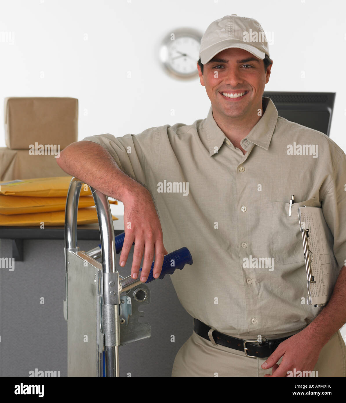 Bote, lächelnd und stützte sich auf Seite LKW Stockfoto