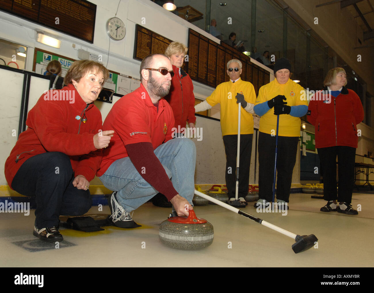 Blinde Menschen, die Teilnahme an einem Curling-Wettbewerb in Perth, Schottland Stockfoto