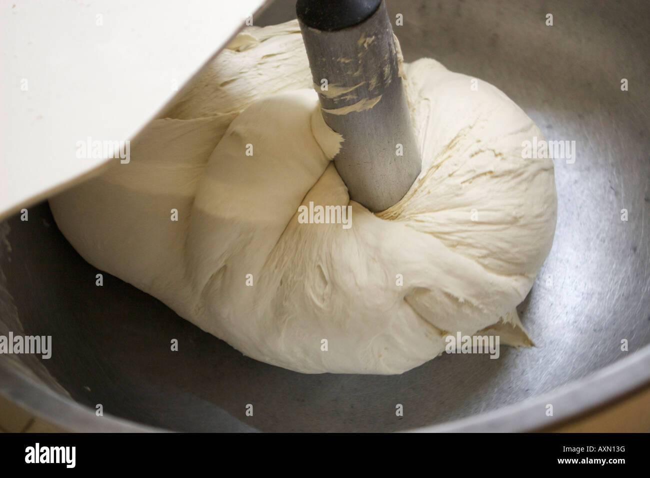 Baker Jacques Langlois, Brotteig in seiner Bäckerei auf der rue Laufe in Rouen, Seine-Maritime, Frankreich. Stockfoto