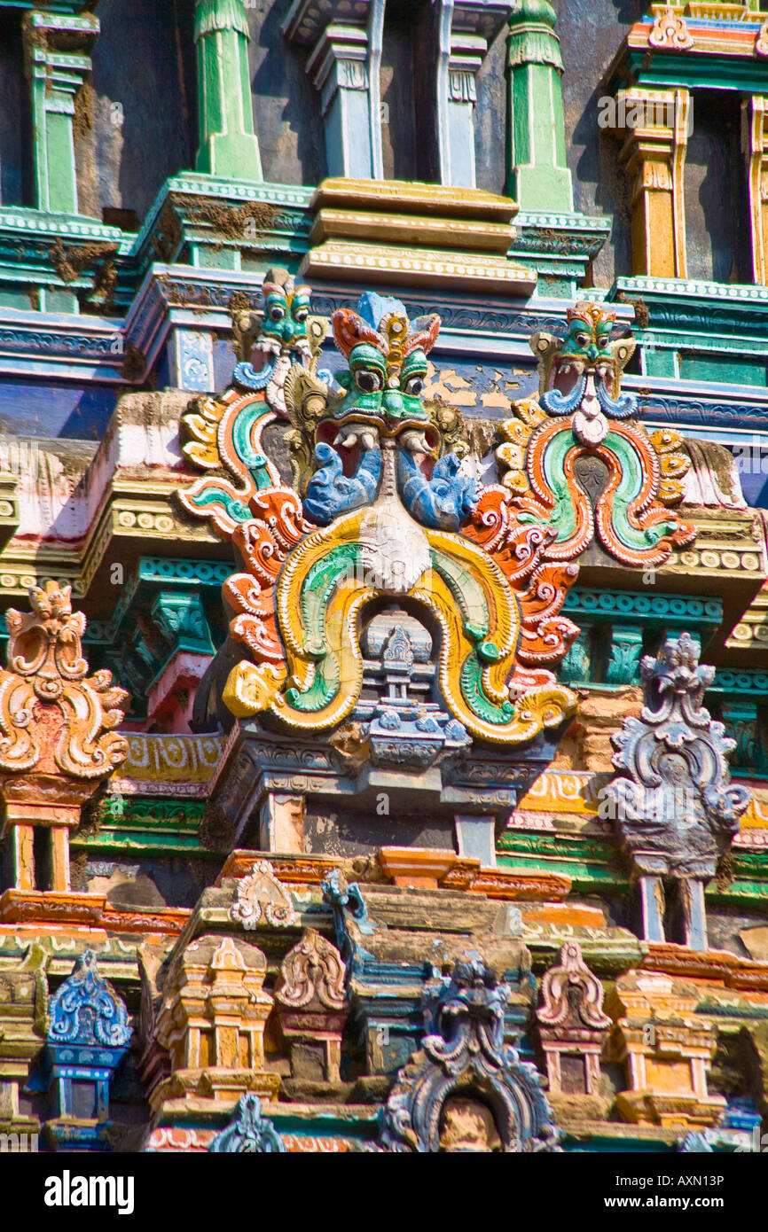 Geschnitzte Figuren auf einem Gopuram Meenakshi Tempel, Madurai, Tamil Nadu, Indien Stockfoto