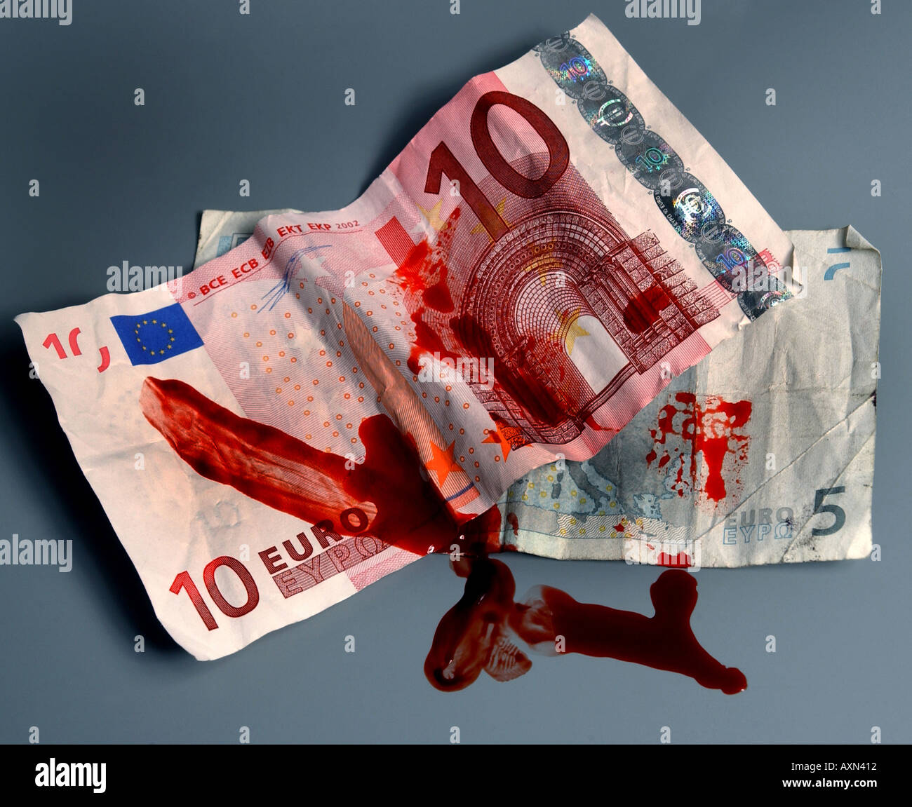 Euro Banknoten Geld mit Blut auf Sie Stockfoto