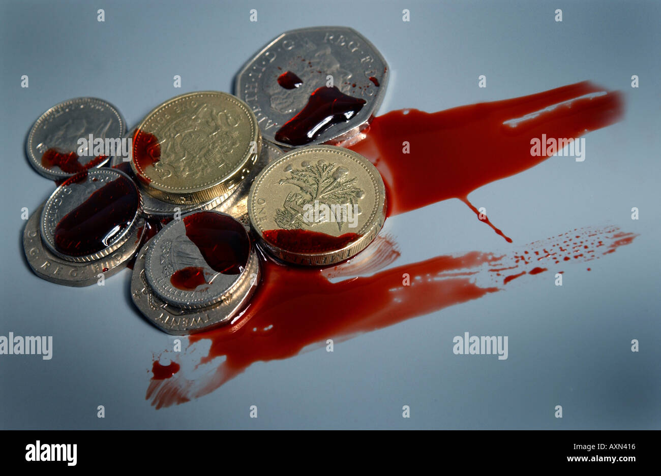 Britische Pfund-Münzen Geld mit Blut auf Sie Stockfoto