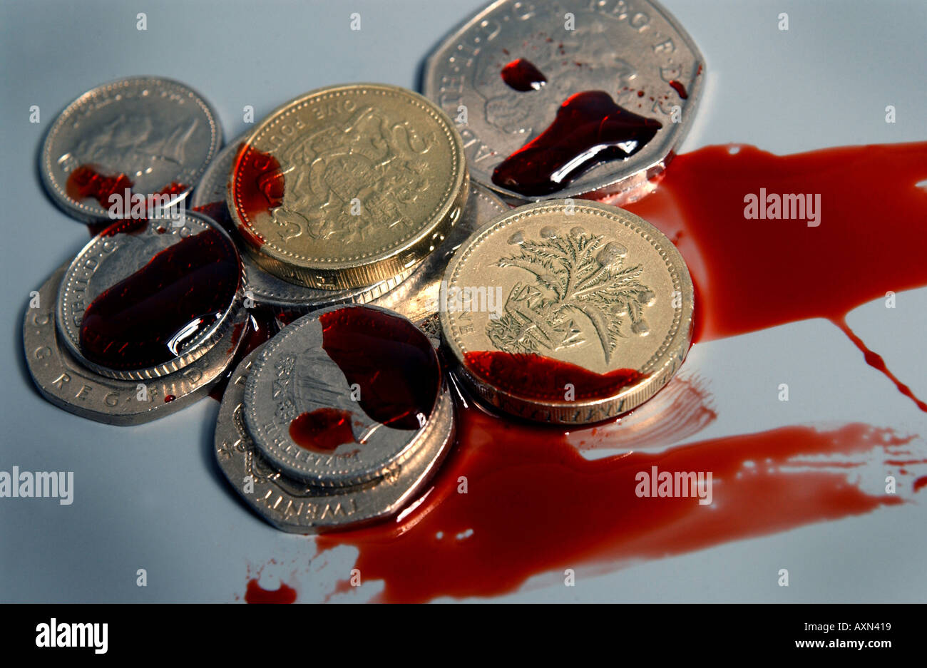 Britische Pfund-Münzen Geld mit Blut auf Sie Stockfoto
