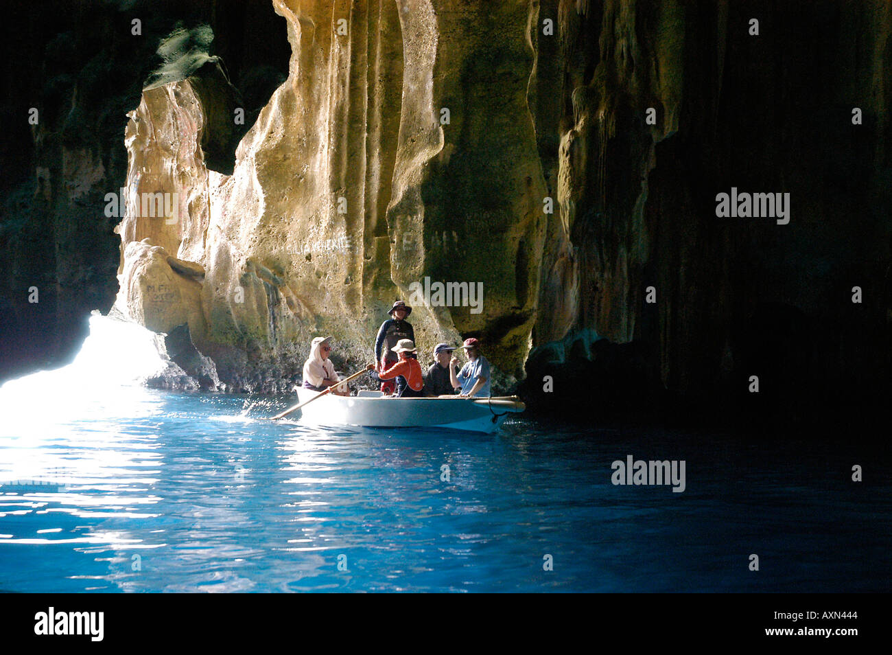 Frauen Baby boomer Ära Abenteuer Reisende erkunden in einem felsigen Meer Höhle von Zodiac Boot im Königreich Tonga. Stockfoto