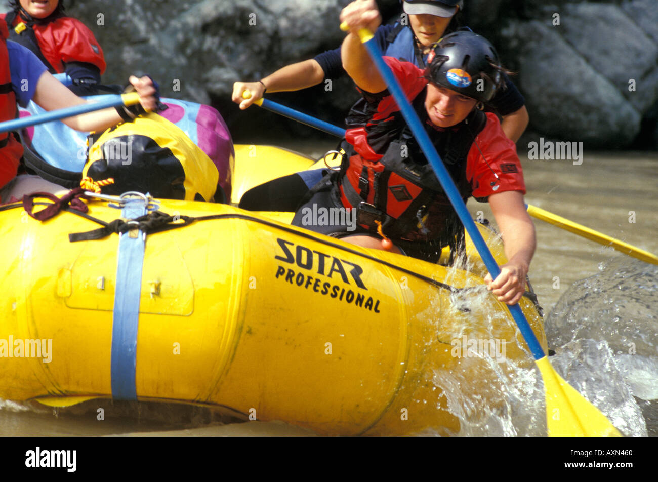 Action-Aufnahme von Frauen, die Wildwasser-Sparren auf einem Abenteuer auf dem Rio Pacuare der Klasse 5 in Costa Rica, Mittelamerika, paddeln Stockfoto Action-Aufnahme von Frauen, die Wildwasser-Sparren auf einem Abenteuer auf dem Rio Pacuare der Klasse 5 in Costa Rica, Mittelamerika, paddeln Stockfoto
