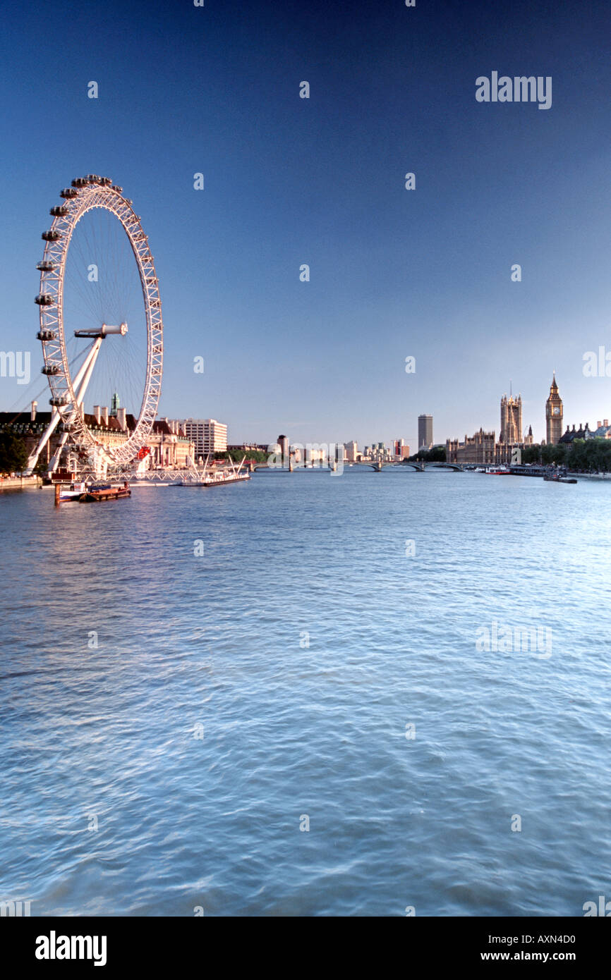 Die Themse in London mit dem London Eye auf dem südlichen Ufer (links) und Big Ben & die Houses of Parliament am Nordufer. Stockfoto