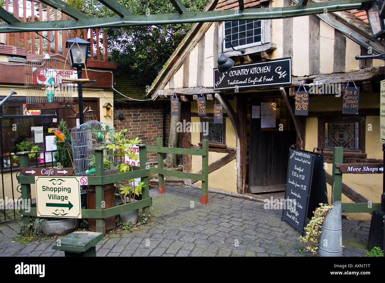 Malerischen englischen Pub befindet sich im Kopfsteinpflaster spazieren, Steyning, West Sussex, UK Stockfoto