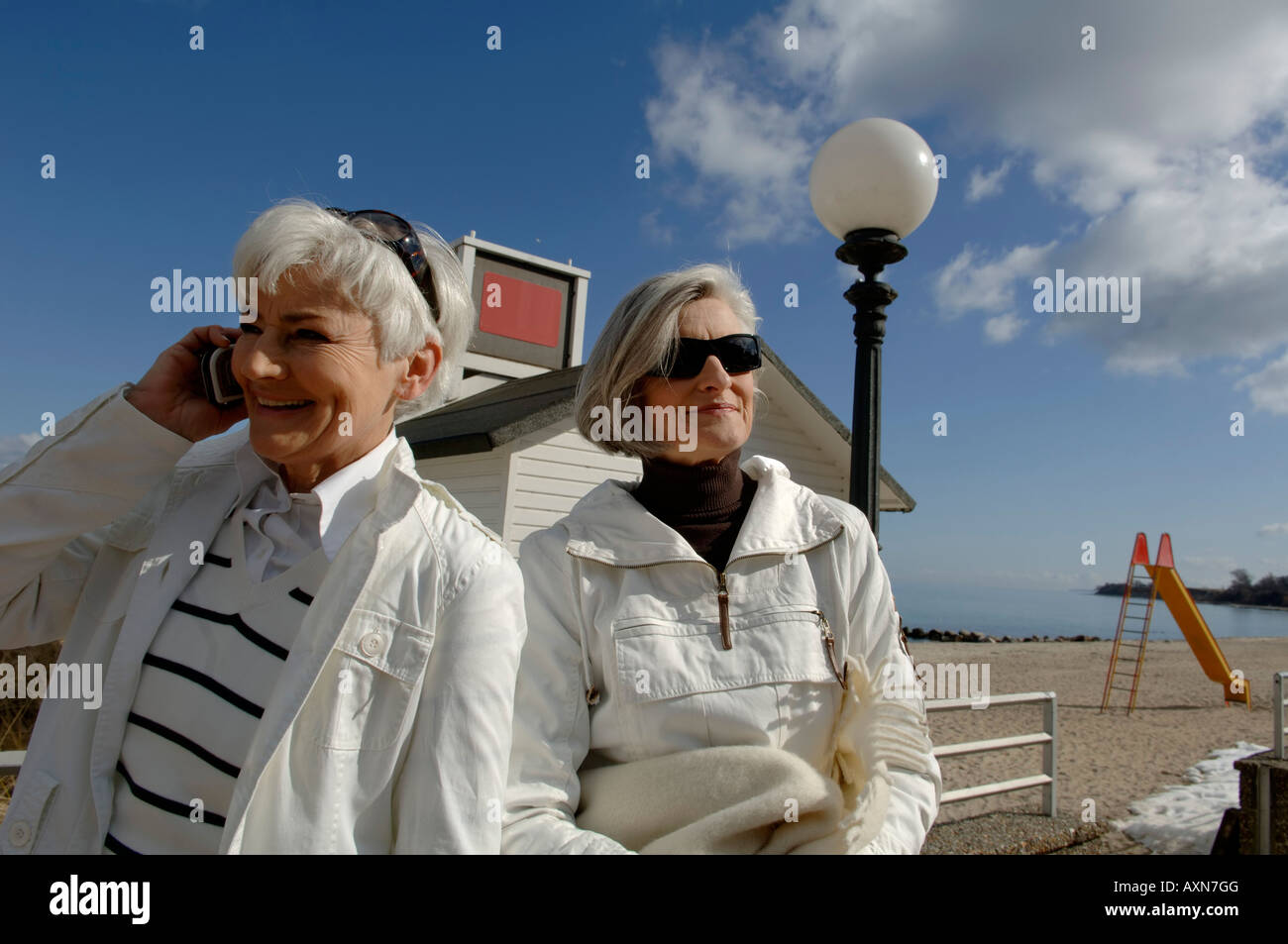 Zwei Reife Frauen am Strand der Ostsee, eine Frau, die mit dem Handy  telefonieren Stockfotografie - Alamy