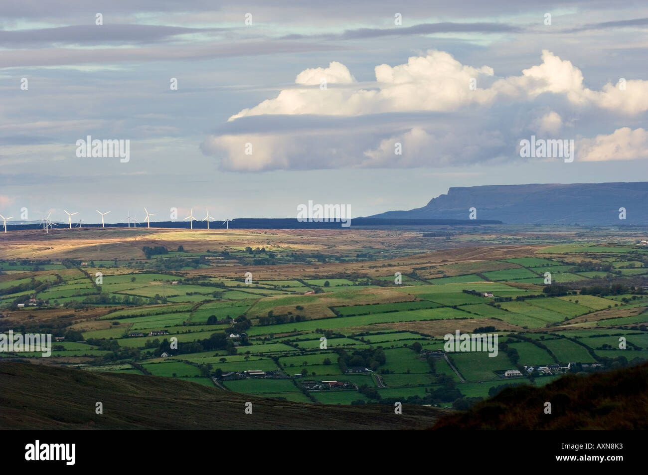 Norden über Roe Valley Farms und Windpark von Sawel in die Sperrin Berge, Klippen oberhalb Magilligan. County Derry, Irland. Stockfoto