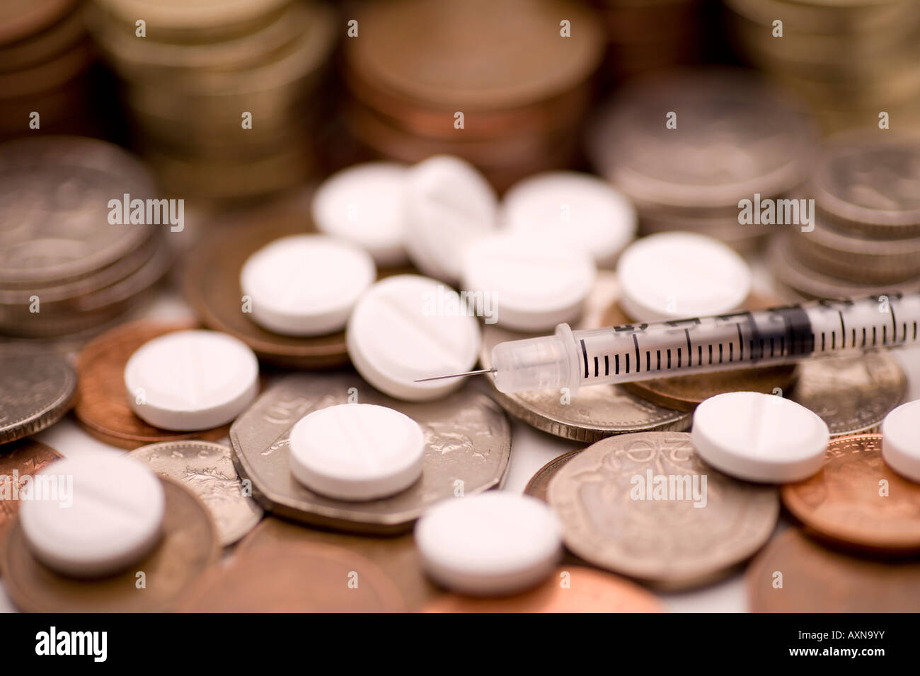 National Health Service nhs im Gesundheitswesen Kosten Rezeptgebühren cash Geld Drogen und eine Spritze Stockfoto