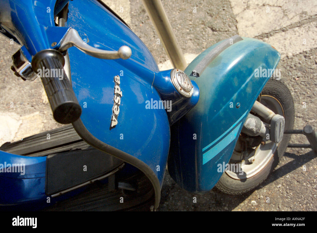 Italien, Lombardei, Mailand, Mailand, Blaue Vespa Scooter Stockfoto