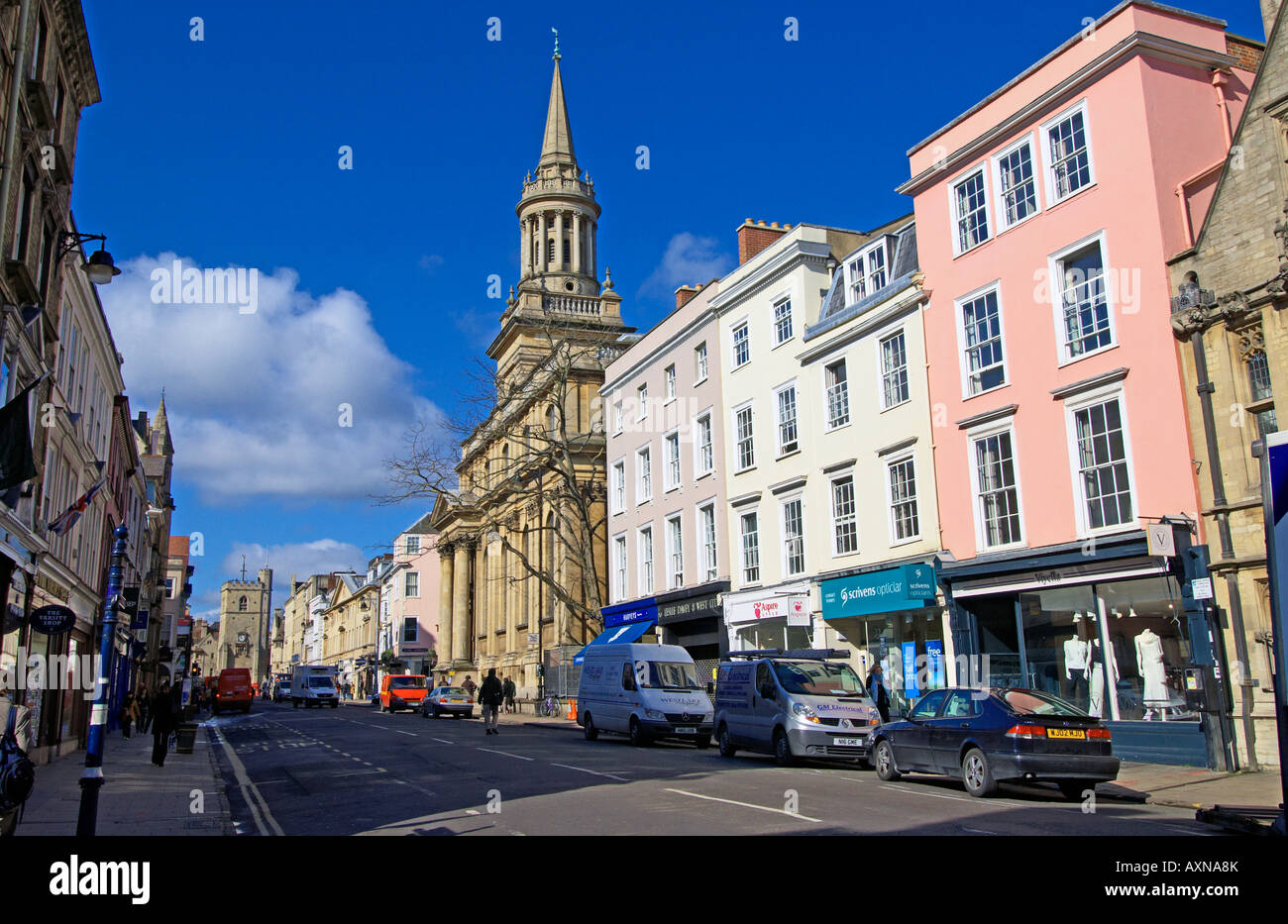 Blick nach Westen in Richtung der Carfax Tower auf der High Street, Oxford, England Stockfoto