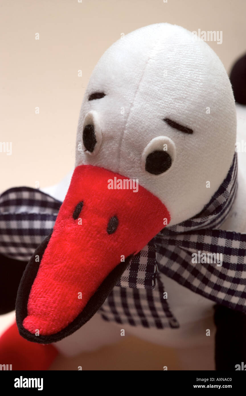 Storch Spielzeug Tierfigur Stofftiere kuschelig Gesicht freundlich aussehen schwarzen Augen roten Schnabel spielen Stockfoto