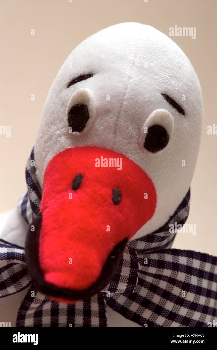 Storch Spielzeug Tierfigur Stofftiere kuschelig Gesicht freundlich aussehen schwarzen Augen roten Schnabel spielen Stockfoto