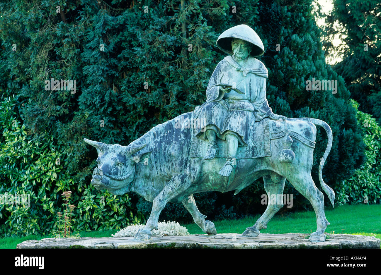 Bronzestatue des alten chinesischen taoistischen Philosophen Laotse Reiten ein Ochse in Duffryn Gardens, South Glamorgan, Wales, UK Stockfoto