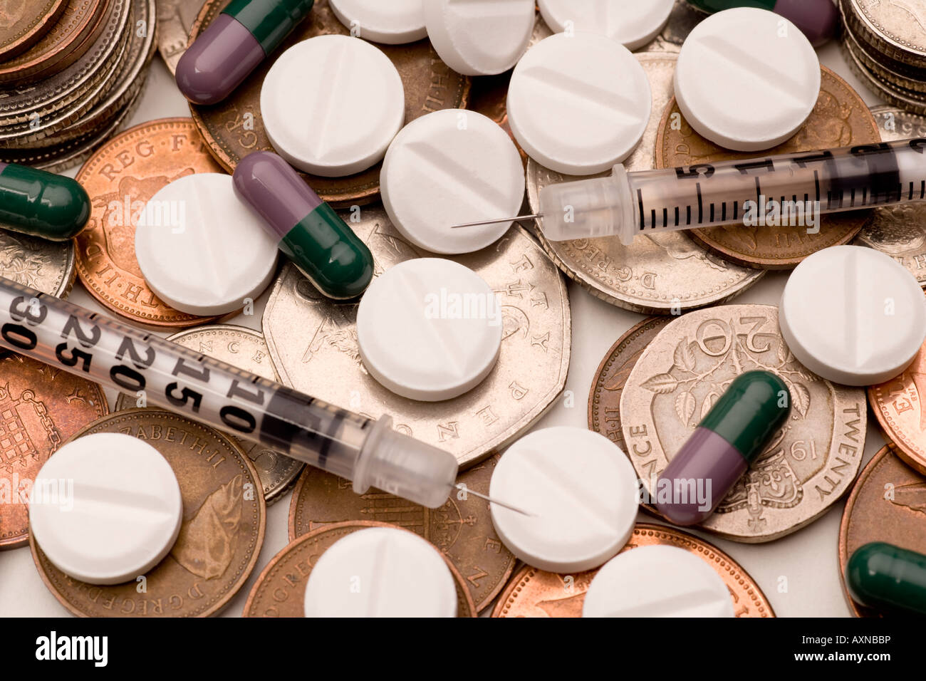 National Health Service Rezeptgebühren Bar Geld Drogen und eine Spritze Stockfoto