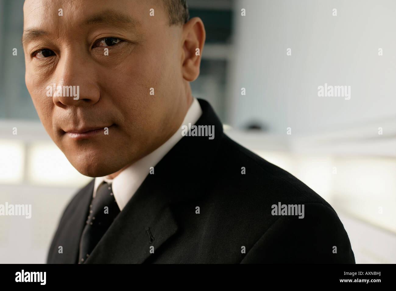 Porträt von einem asiatischen Geschäftsmann in einer Halle Stockfoto