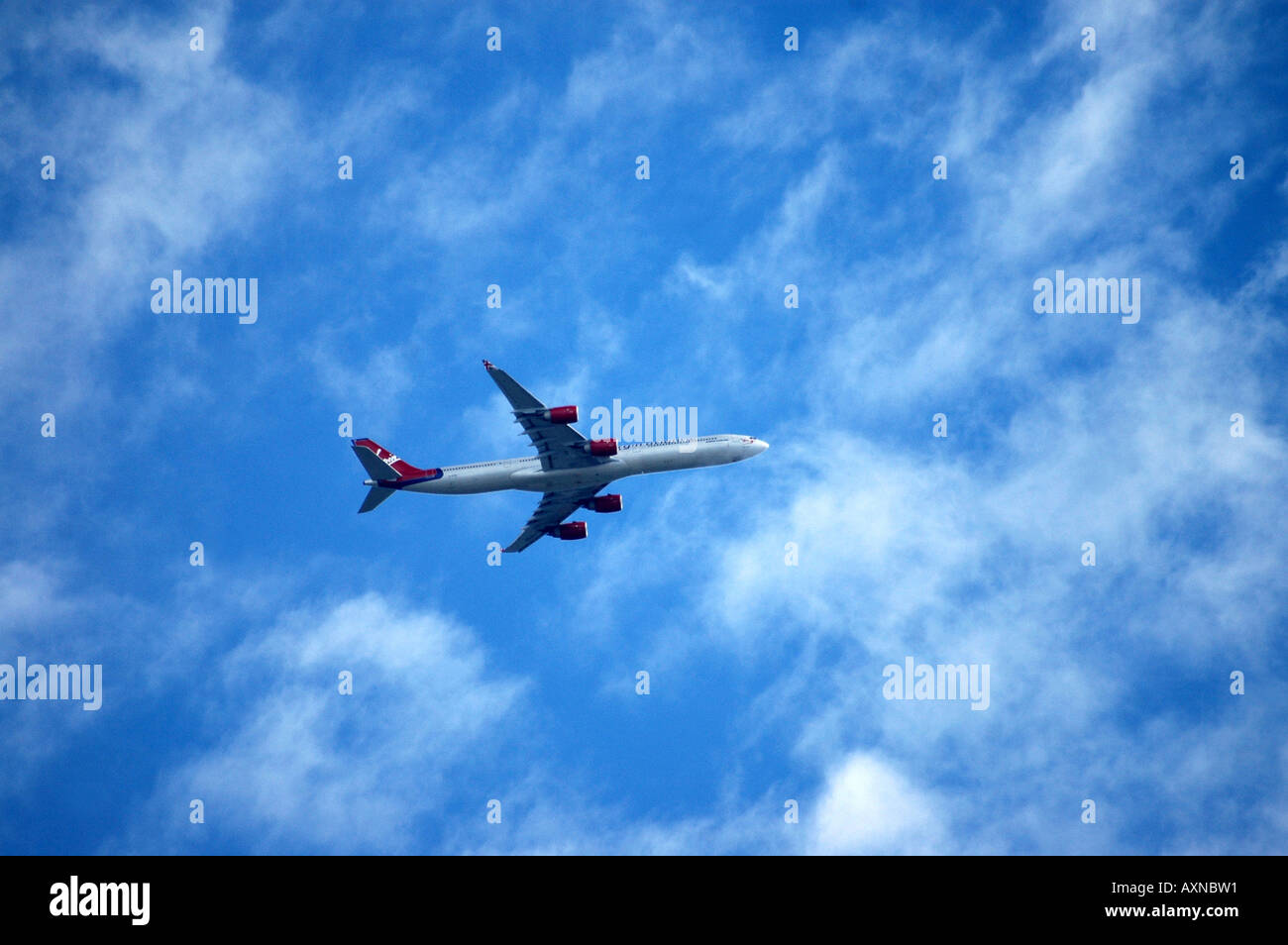 Virgin Airlines Flugzeug fliegt über London, UK Stockfoto