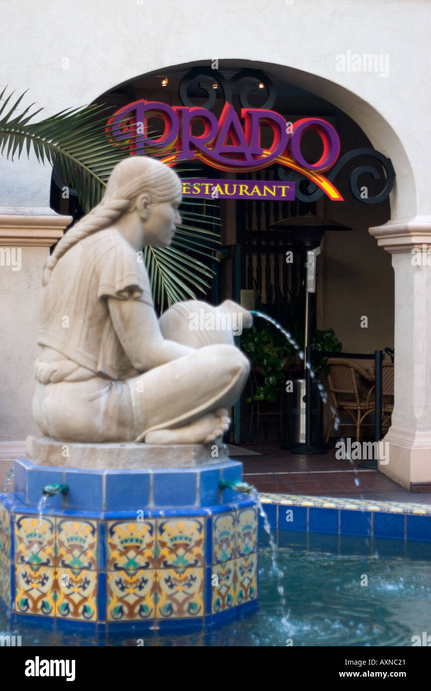 Statue von Tehuantepec im Brunnen und Eingang zum Prado Restaurant spanischen Innenhof Balboa Park, San Diego Kalifornien Stockfoto