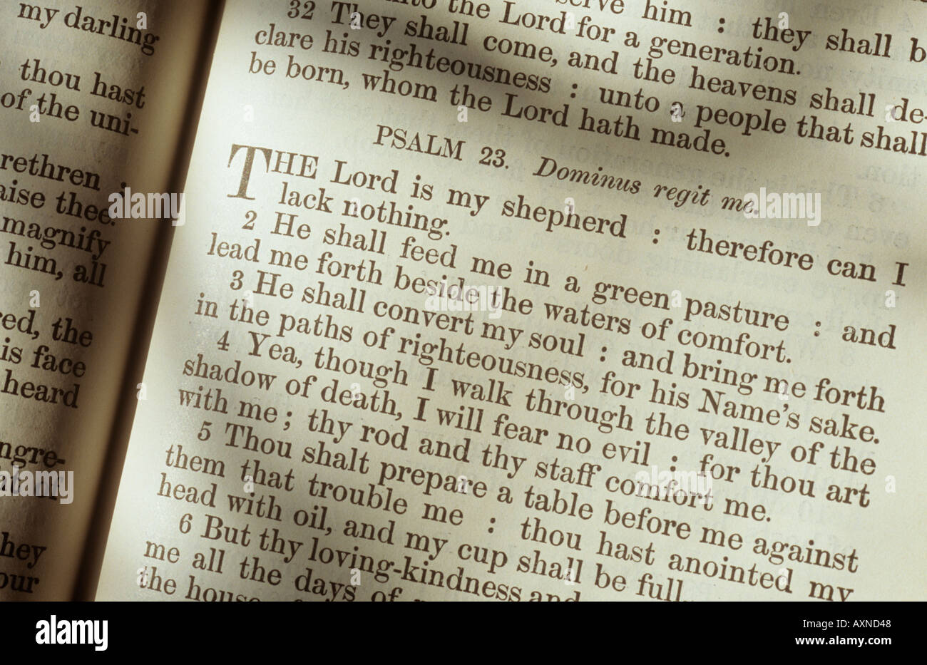 Offene Seite der Bibel, Psalter oder Gebetbuch mit Psalm 23 Stockfoto