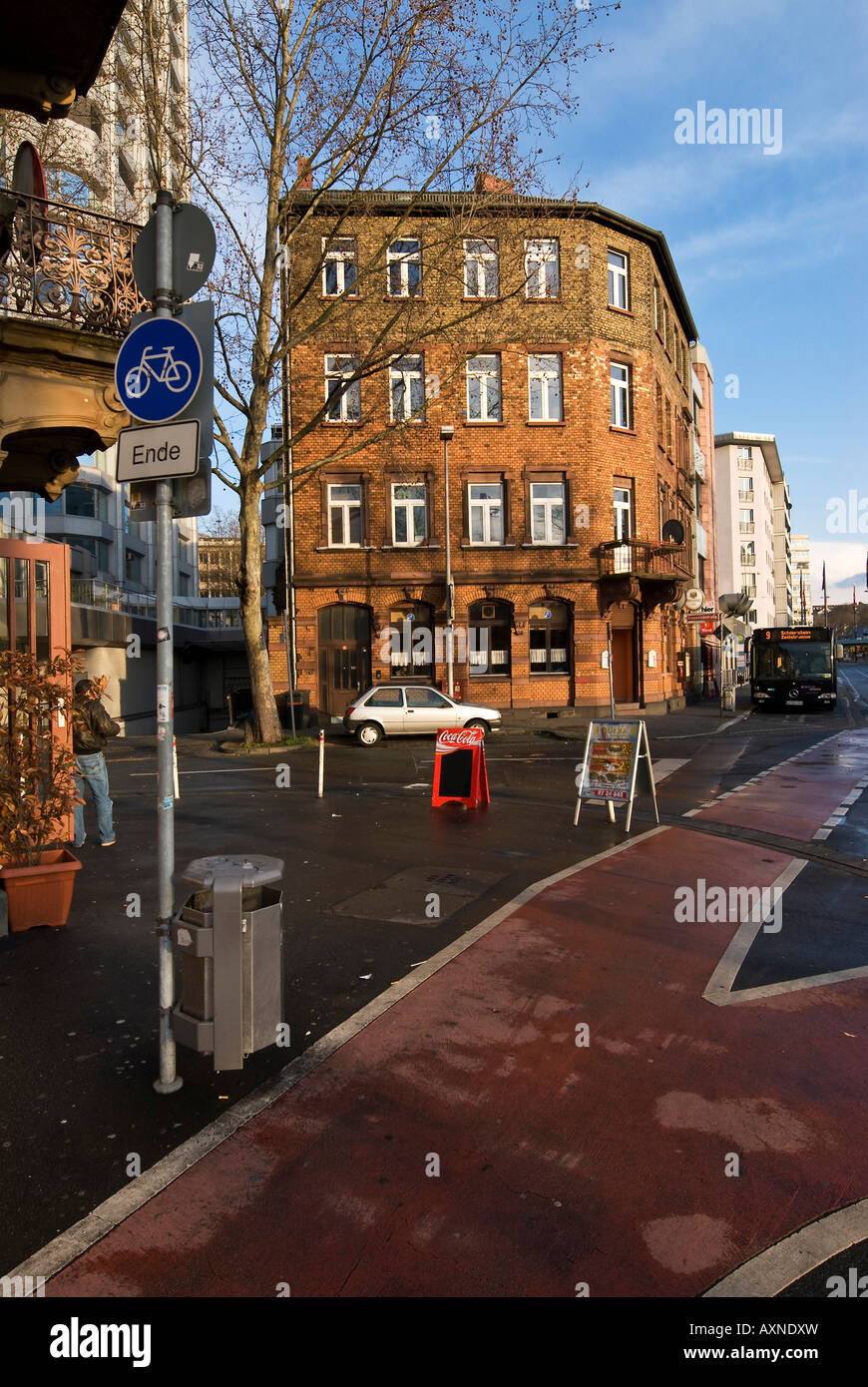 Häuser in der Nachmittag Sonne entlang der Kaiser-Wilhelm-Ring in der Nähe  von Hauptbahnhof in der Stadt Mainz in Deutschland scheint Stockfotografie  - Alamy