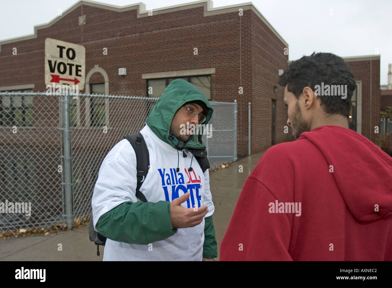 Arabische Amerikaner außerhalb Wahllokal während der Präsidentschaftswahl Stockfoto