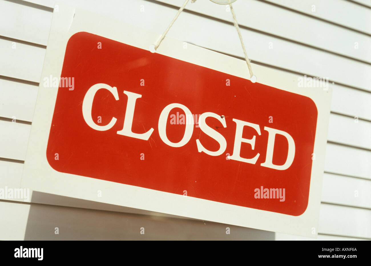 Bemerken Sie oder melden Sie hinter Geschäft oder Büro Tür oder ein Fenster Ankündigung geschlossen Stockfoto