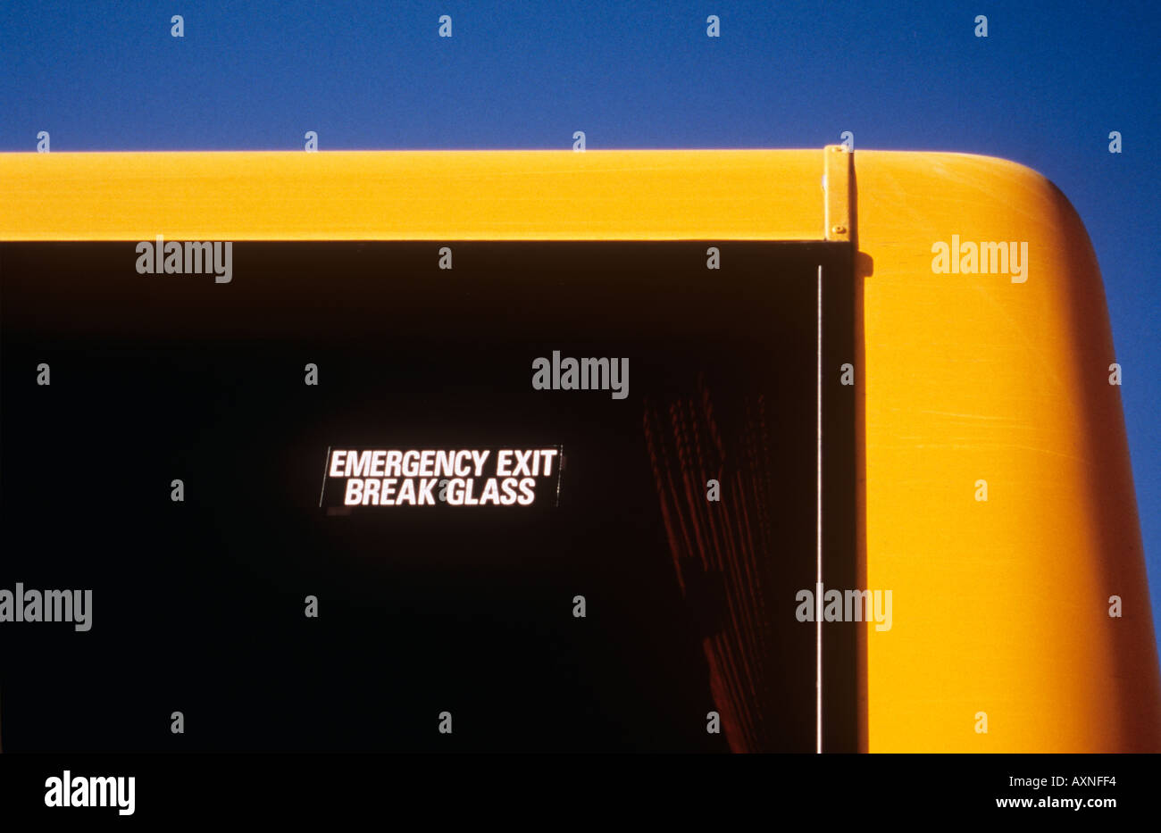 Melden Sie auf Heckscheibe des Omnibusses sagen Retter Emergency Exit Pause Glas Stockfoto