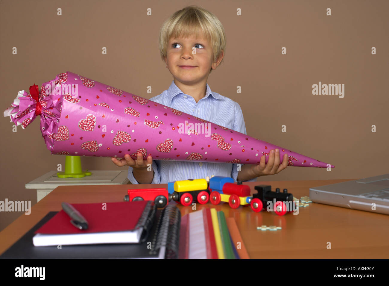 Junge (4-5 Jahre) hält einen dekorative Kegel Stockfoto
