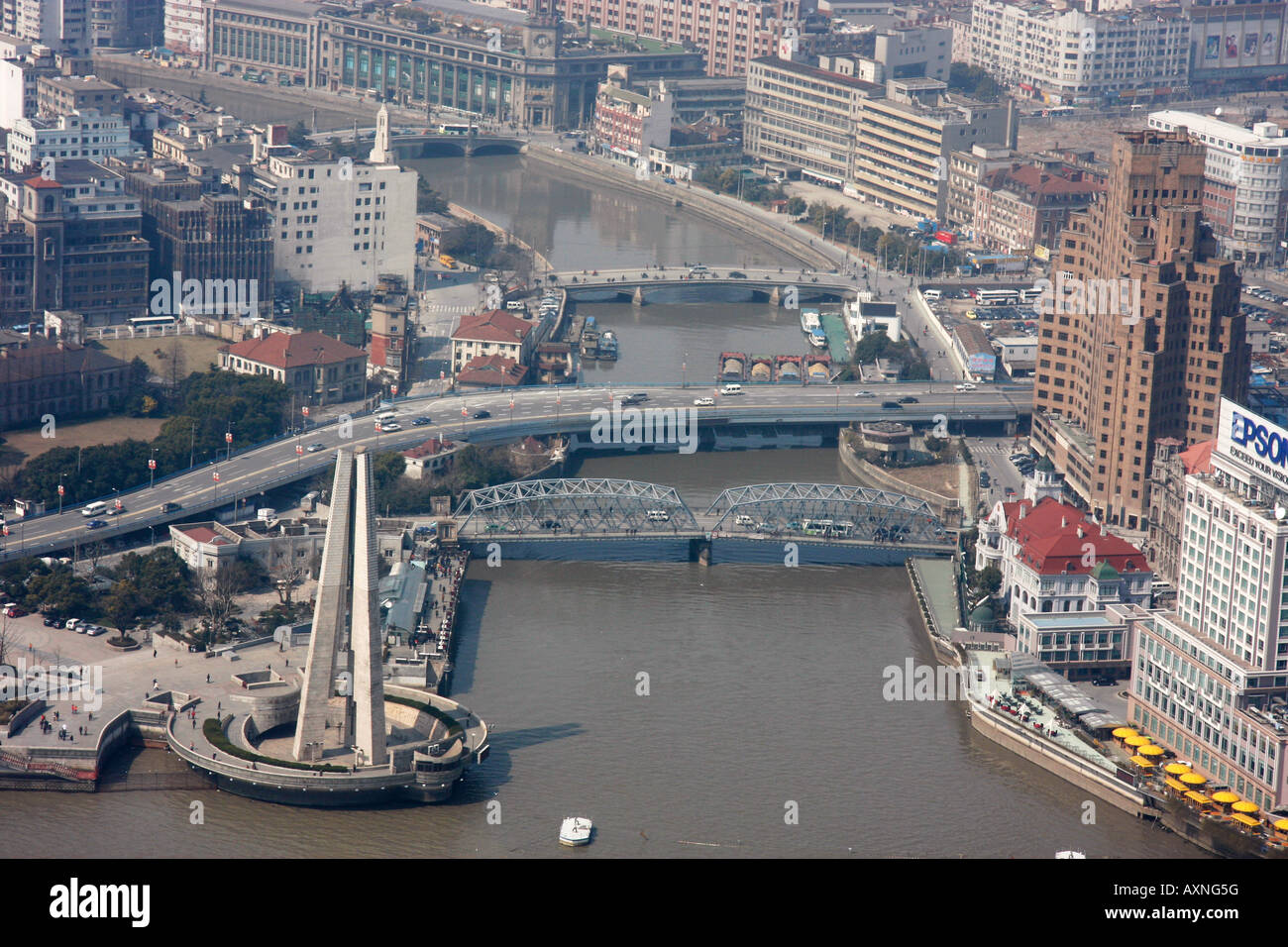 Überblick über die Kreuzung von Suzhou Creek und Huangpo-Fluss, Shanghai.Russian Konsulat und Denkmal für die Helden des Volkes in Schuss Stockfoto