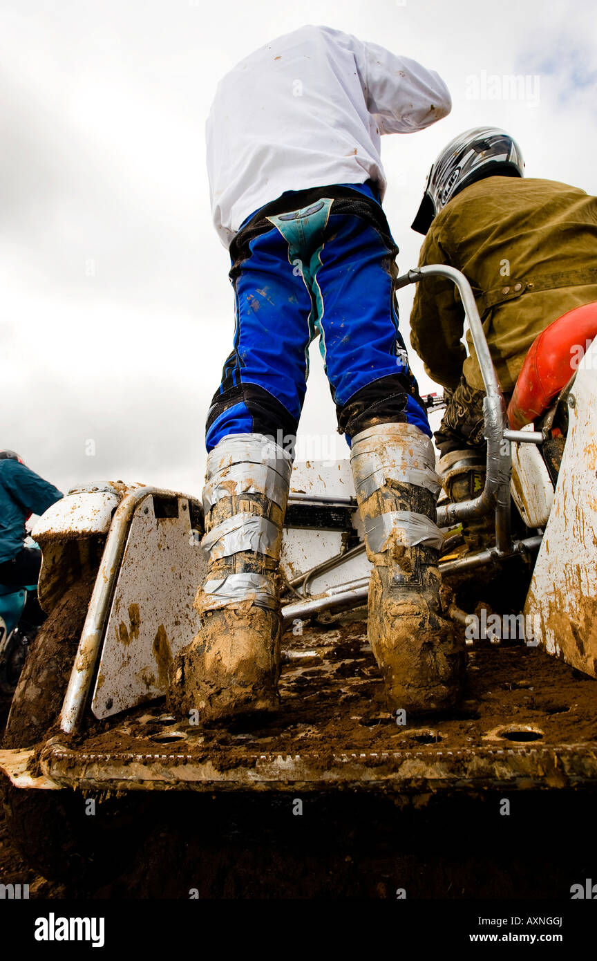 Rohr mit Klebeband Stiefel Sidecar Dirtbike Motocross Racer Rennen Passagier Teamarbeit Schlamm schlammigen Vintage Twin-Shock-Mx sidehack Stockfoto