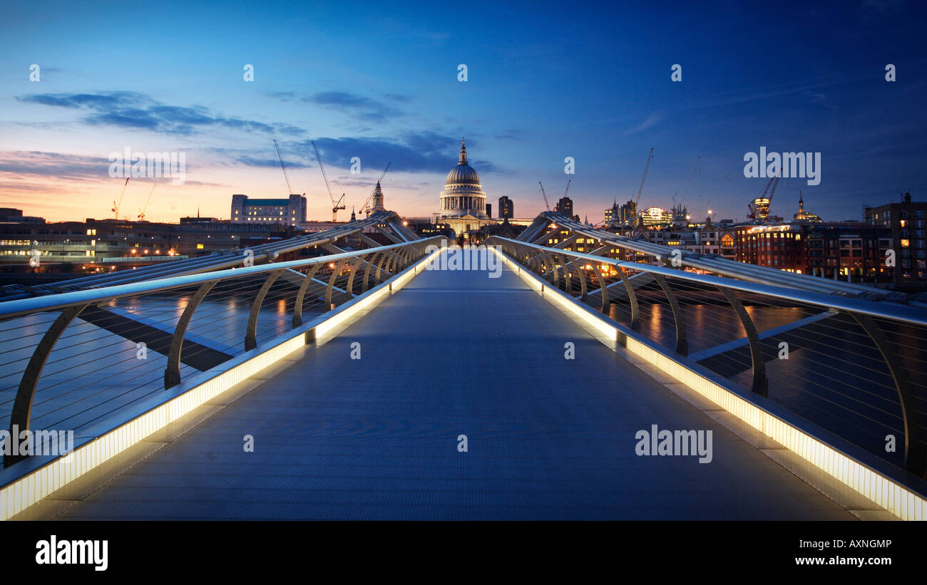 Sonnenuntergang über London, mit Blick auf St. Pauls Cathedral. Stockfoto