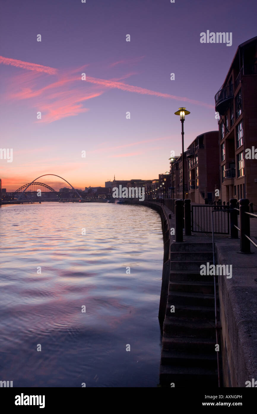 Stufen hinunter den Fluß Tyne Newcastle Quayside UK bei Sonnenuntergang Stockfoto