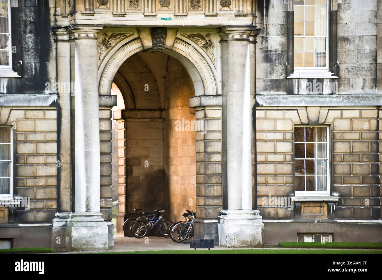 Cambridge College Architektur Gebäude Universität Säulen Tür Fenster Stein historischen denkmalgeschützten Altbauten Stockfoto