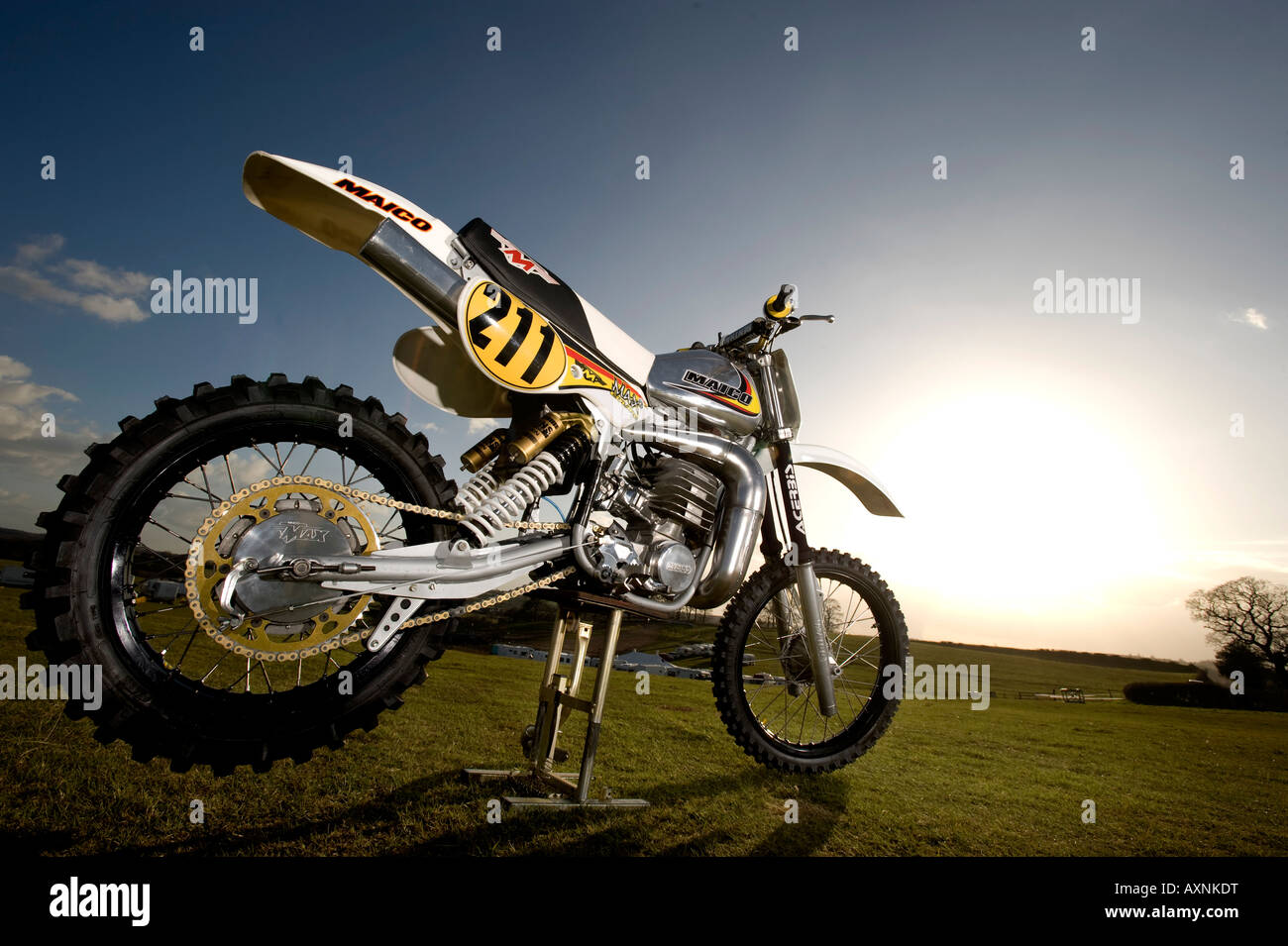 Twin-Shock Dirt Bike MX Moto-X-Twin Shock Vintage Motocross schlammigen Vintage Maico MC490 1981 Motocross mit knubbeligen Reifen Reifen Stockfoto