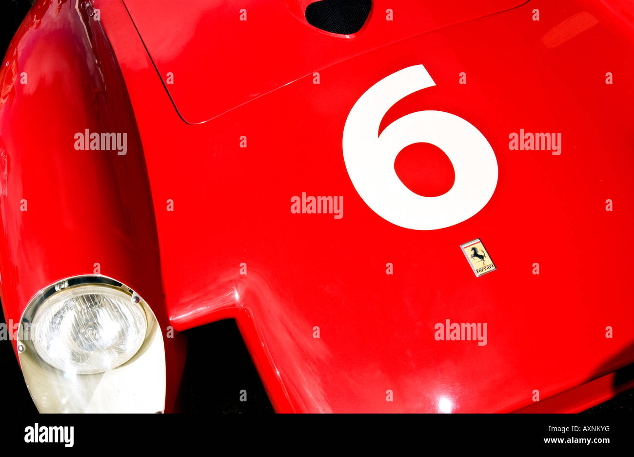 Vintage Formel ein F1 Rennen Auto Ferrari Nummer 6 klassische macht Dino Scheinwerfer sechs Automobil crimson Italienisch Stockfoto