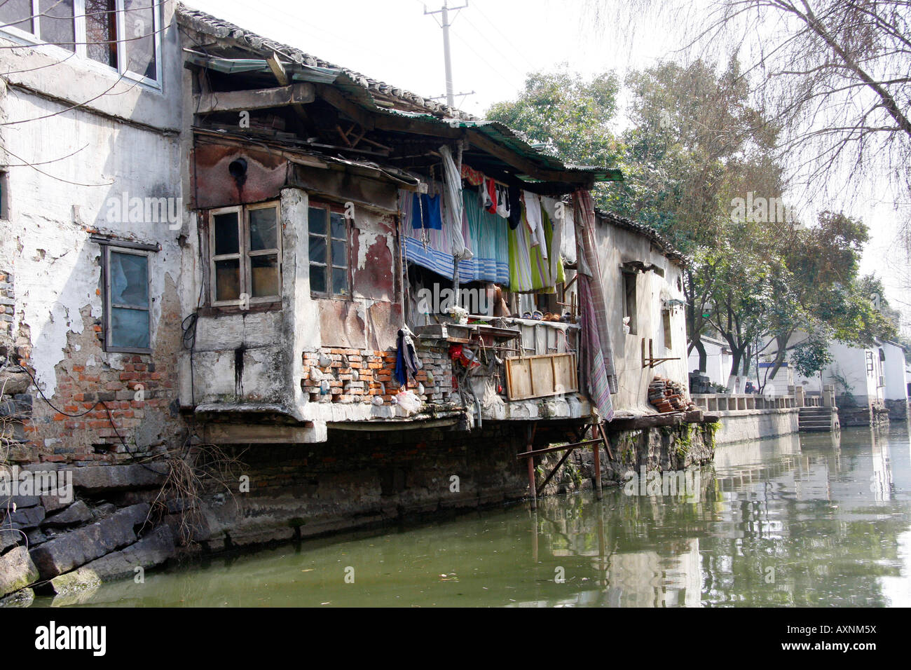 Heruntergekommen Sie Wasserhaus Seite entlang der historischen Grachten in Suzhou, China Stockfoto