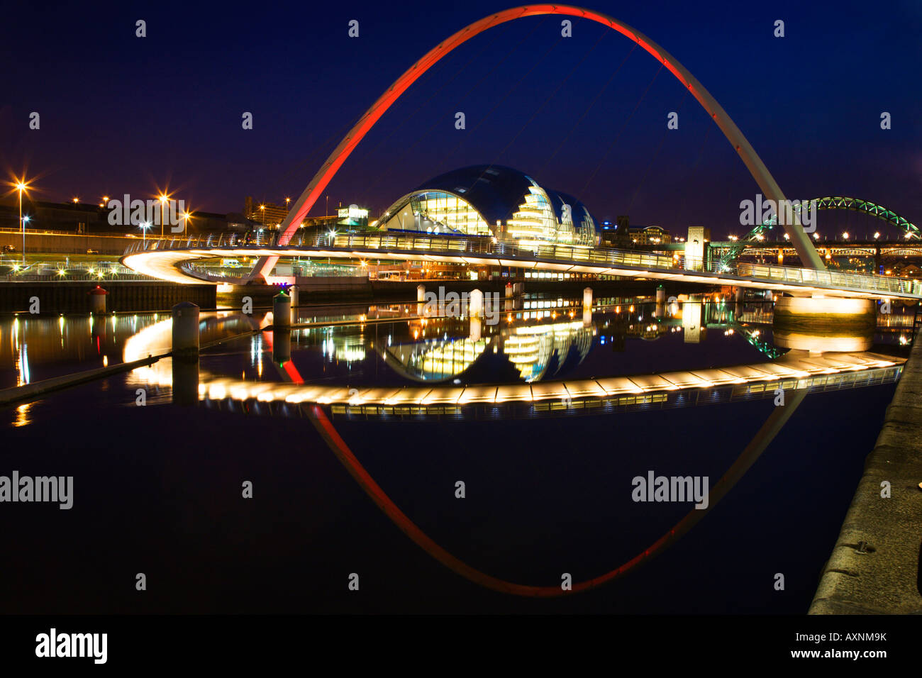 Millennium Bridge und den Salbei bei Abenddämmerung Gateshead England Stockfoto