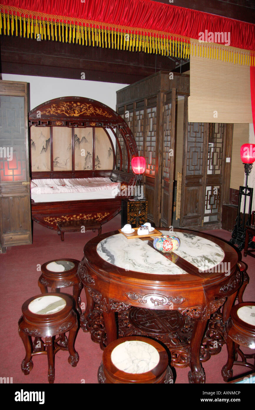Schlafzimmer in einem chinesischen Hotel in der Altstadt von Suzhou, China Stockfoto