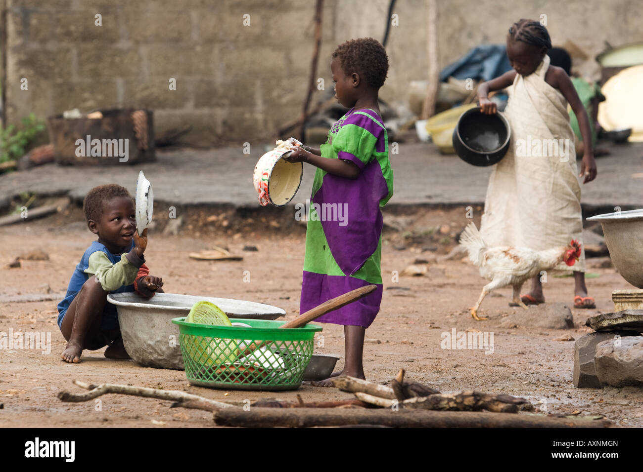 Kinder sauber Geschirr im Dorf Lalo, Benin Stockfoto