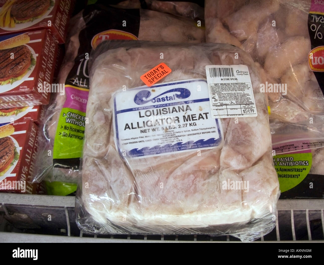 Ein Paket von Louisiana Alligator Tiefkühlfleisch in einem Supermarkt  Gefrierschrank Fall in New York City Stockfotografie - Alamy