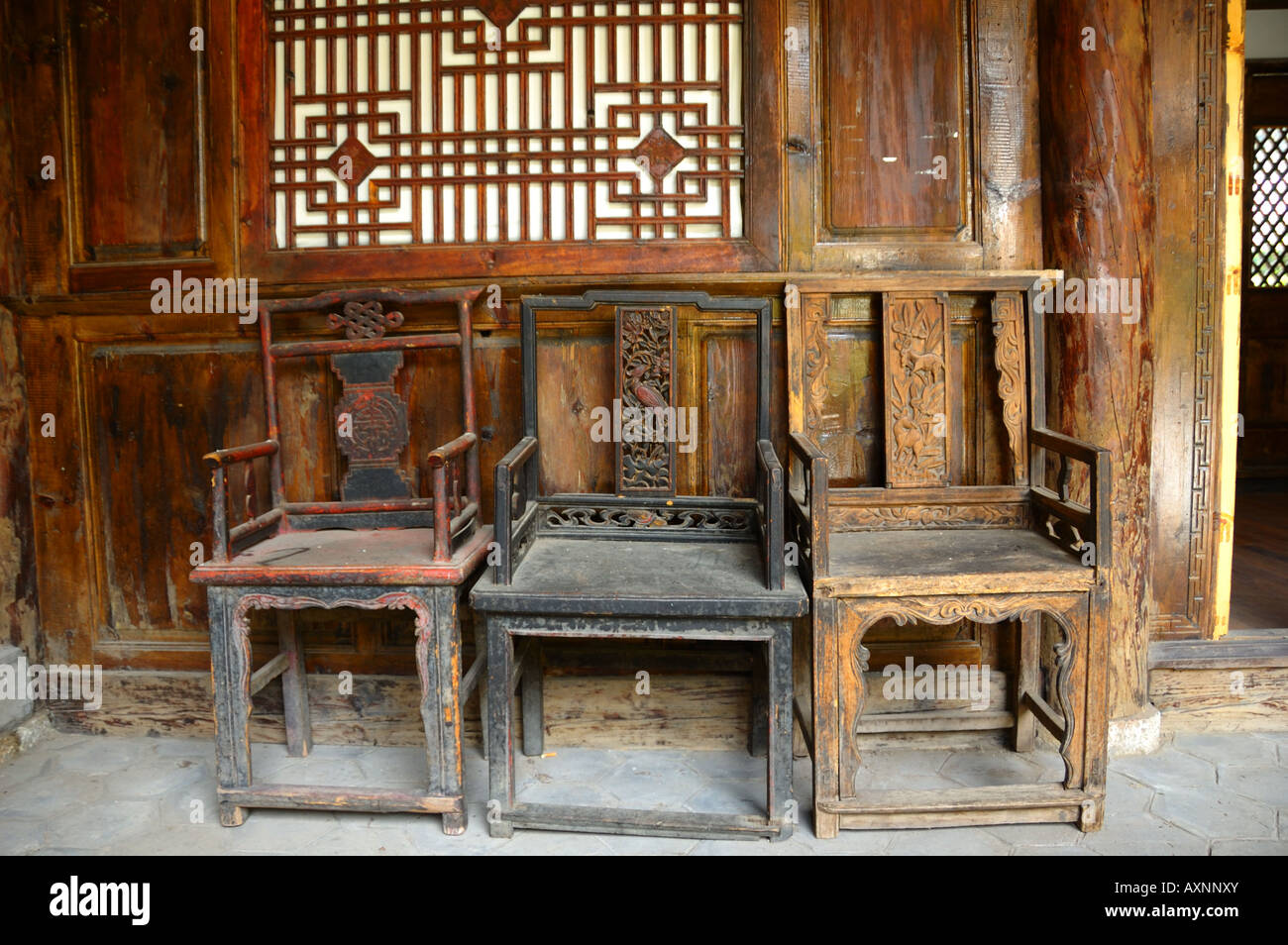 Traditionelle hölzerne Stühle in einer lokalen Residenz. Lijiang, Yunnan, China. Stockfoto