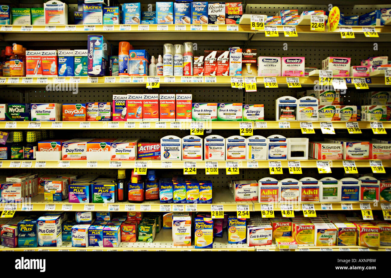 Kalt und Allergie Medizin Anzeige in einer Drogerie. Stockfoto