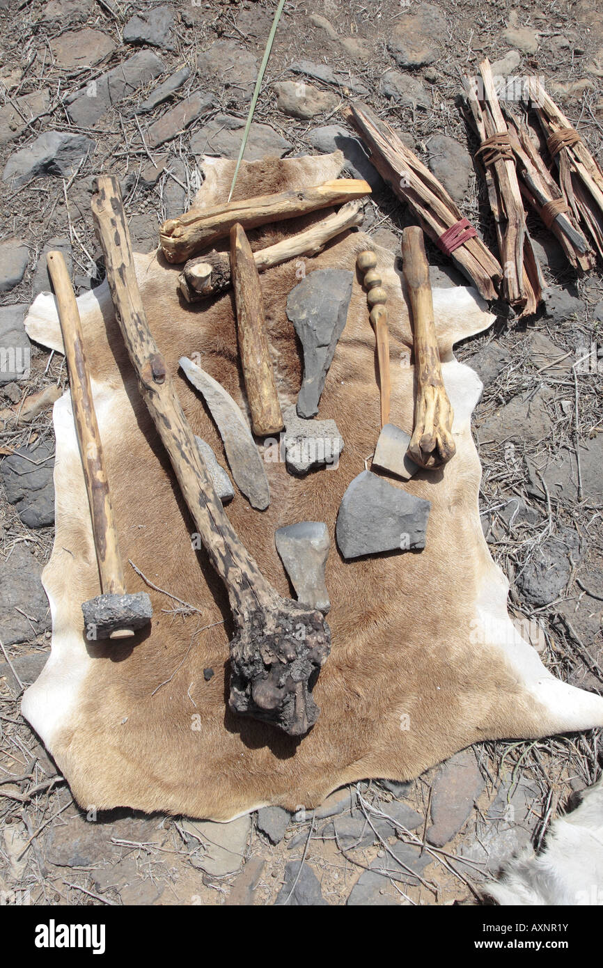 Steinzeit-Äxte, Hämmer und Guanchen Tools angelegt auf einem Ziegenleder Teneriffa, Kanarische Inseln, Spanien Stockfoto
