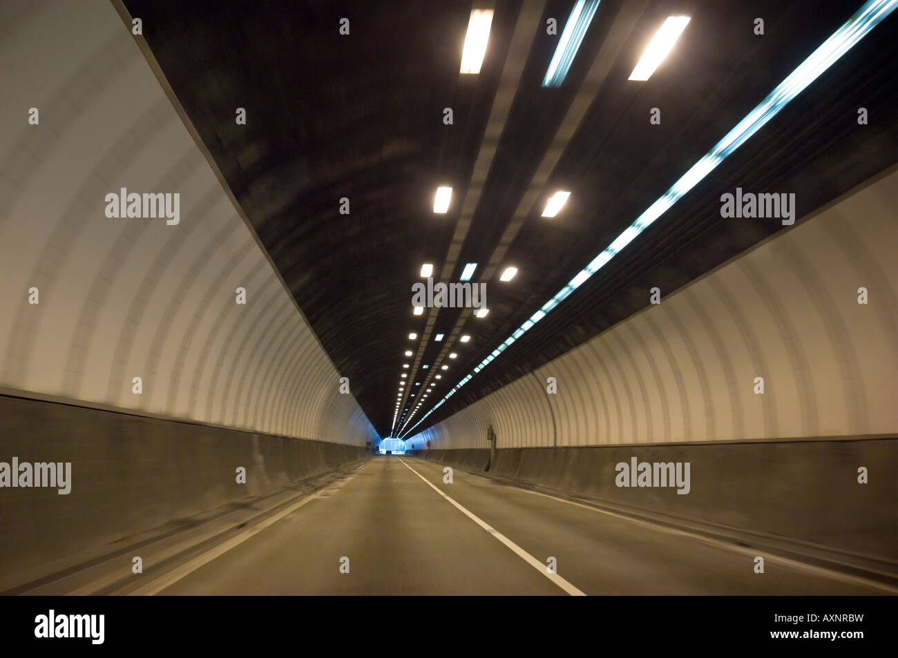 Horizontalen Weitwinkel, fahren durch die Brynglas Tunnel auf der Autobahn M4 in Wales Stockfoto
