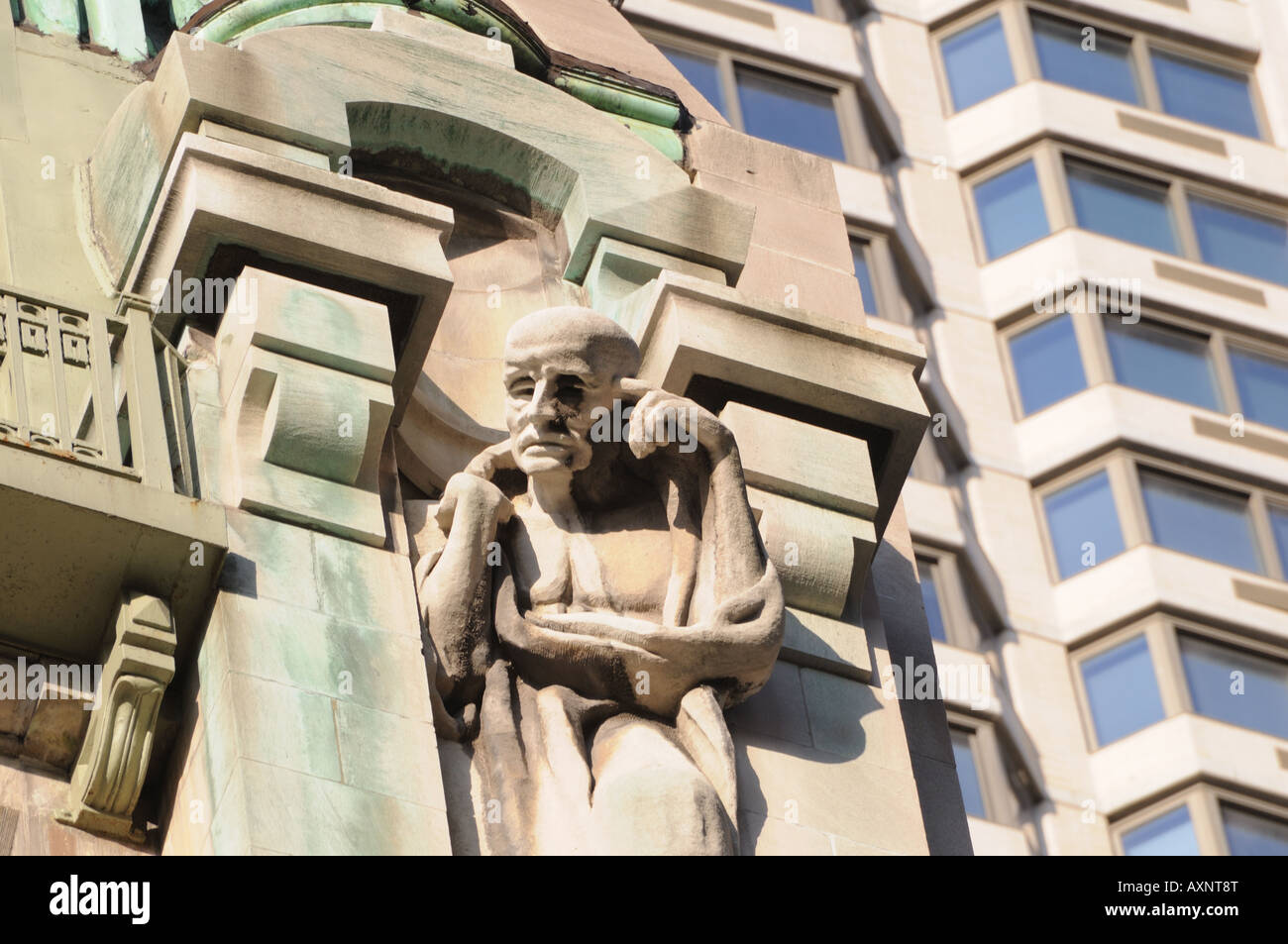 Gutzon Borglum, Bildhauer von Mount Rushmore, arbeitete an Statuen auf eine Zeitungsredaktion in Manhattan, das 1906 / 07 erbaut wurde. Stockfoto