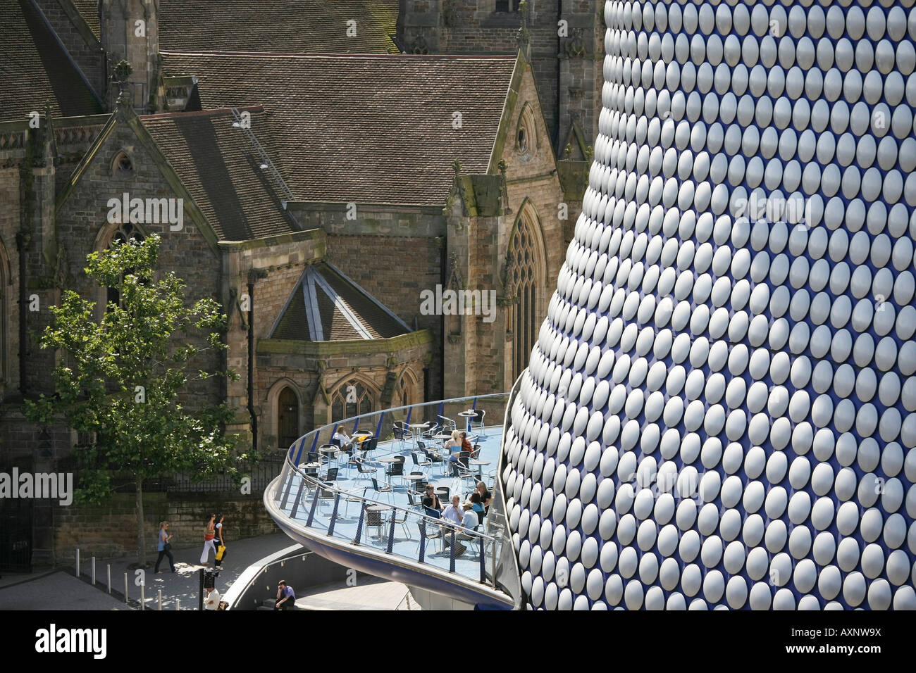 Selfridges-Café in der Stierkampfarena Einkaufszentrum St.-Martins-Kirche im Hintergrund Birmingham UK Stockfoto